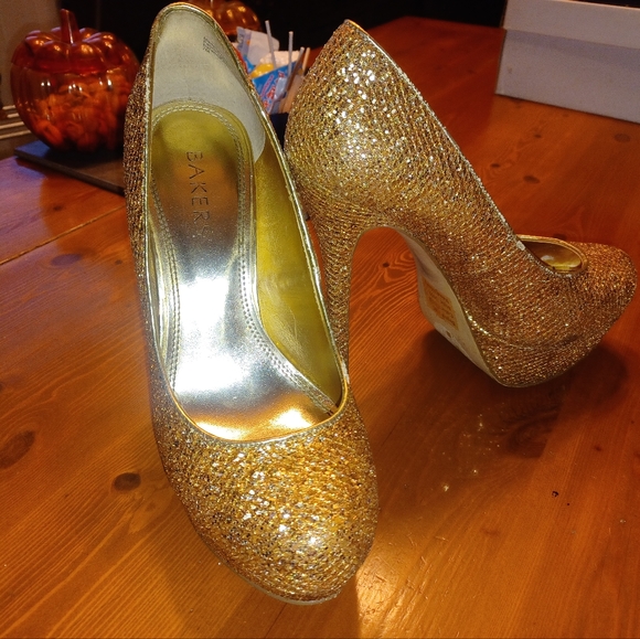 Gold Heels - Picture 2 of 3